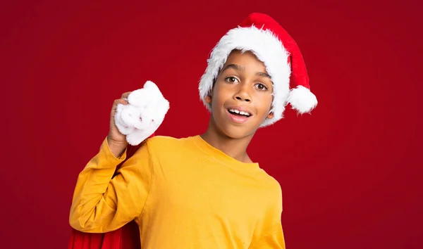 Menino Afro Americano Com Chapéu Natal Levando Saco Com Presentes — Fotografia de Stock