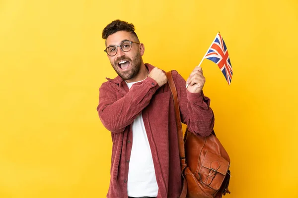 Blanke Man Met Een Vlag Van Het Verenigd Koninkrijk Geïsoleerd — Stockfoto