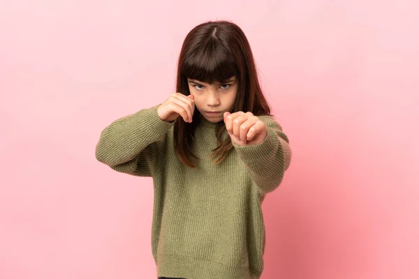 Menina Isolada Fundo Rosa Com Gesto Luta — Fotografia de Stock