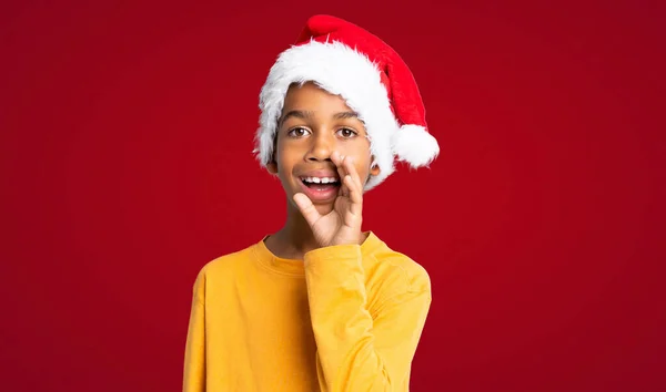 Niño Afroamericano Con Sombrero Navidad Gritando Con Boca Abierta Sobre —  Fotos de Stock