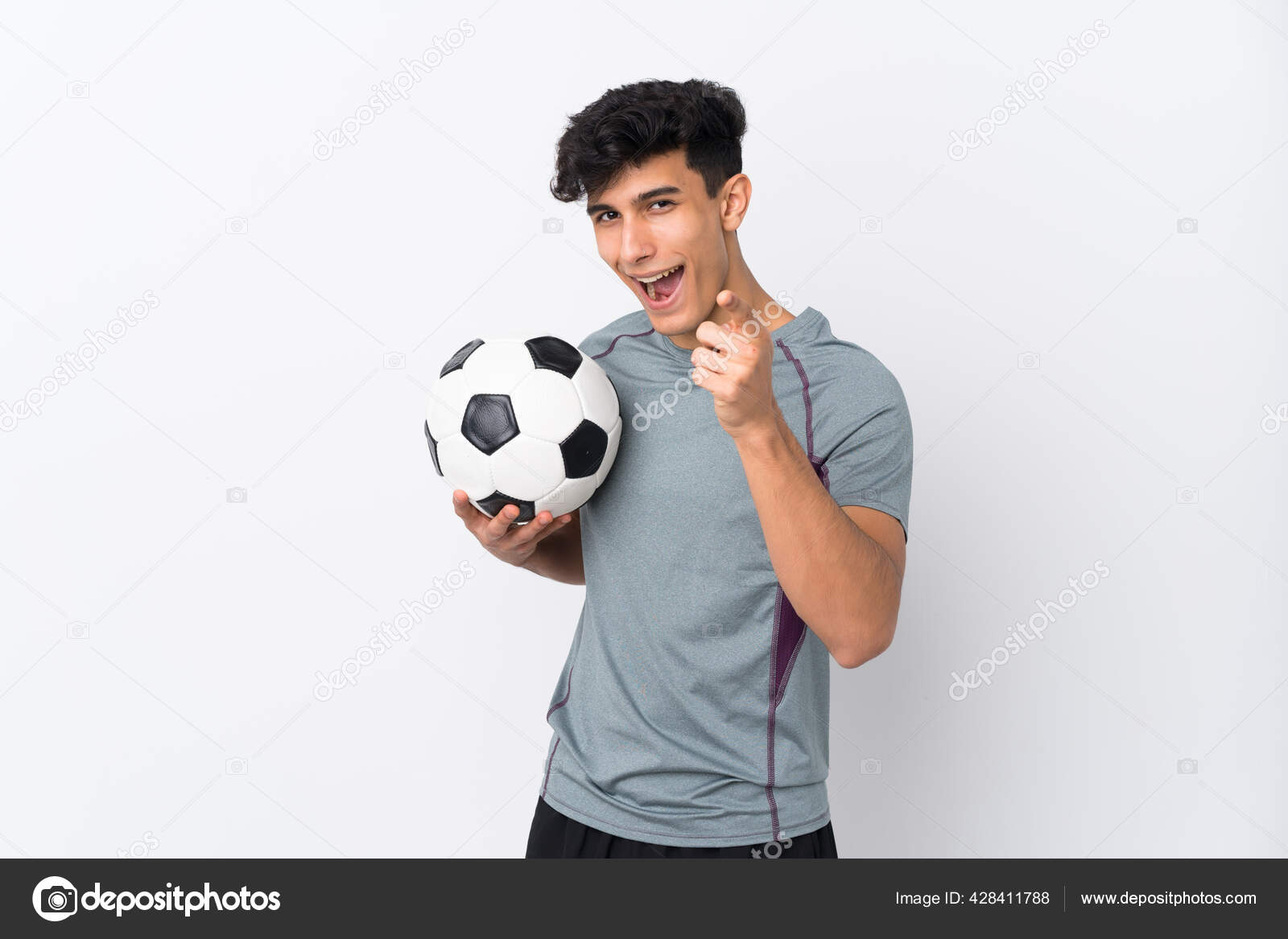 Jogador de futebol forte com bola de futebol e sorrindo em fundo branco  isolado