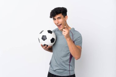 Arjantinli futbolcu, izole edilmiş beyaz arka plan üzerinde kendine güvenen bir ifadeyle seni işaret ediyor.