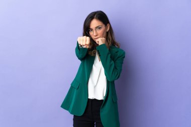 Mor arka planda, savaşan genç beyaz kadın.