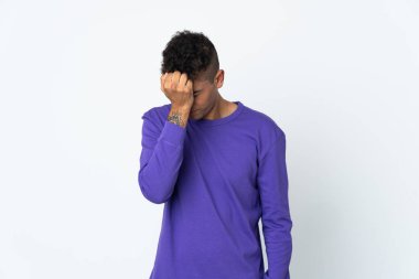 Genç Brezilyalı adam beyaz arka planda baş ağrısı ile izole edilmiş.