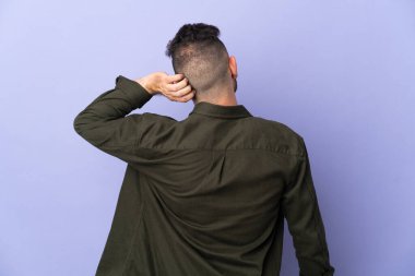 Beyaz adam mor arka planda izole edilmiş ve düşünüyor.