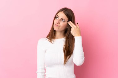 Soyutlanmış pembe bir geçmişi olan genç bir kadın intihar jesti yapıyor.