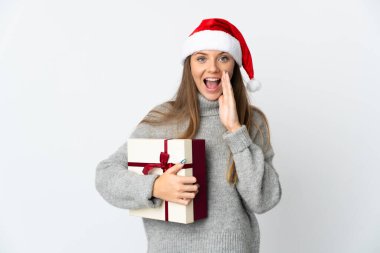 Elinde Noel şapkası olan Litvanyalı bir kadın beyaz arka planda izole edilmiş, ağzı açık bağırıyor.