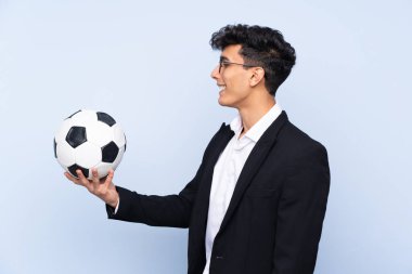 Arjantin Futbol koçu mutlu bir ifadeyle izole edilmiş mavi arka plan üzerinden