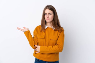 Bir şeyi anlamadığı için mutsuz olan soyutlanmış beyaz bir arka plan.