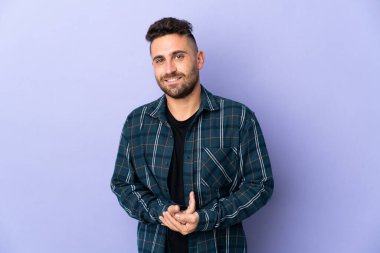 Mor arka planda izole edilmiş beyaz adam gülüyor.