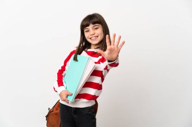 Beyaz arka planda izole edilmiş küçük kız beş parmağıyla sayıyor.