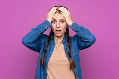 Soyutlanmış mor bir geçmişi olan genç bir kadın. Şaşırtıcı bir yüz ifadesi.