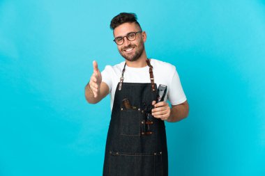 Önlüklü berber iyi bir anlaşma için el sıkışıyor.