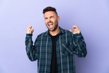 Beyaz adam mor arka planda izole edilmiş ve şans diliyor.