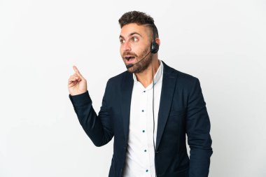 Beyaz arka planda izole edilmiş bir kulaklıkla çalışan pazarlamacı bir parmağını kaldırarak çözümü anlamaya çalışıyor.