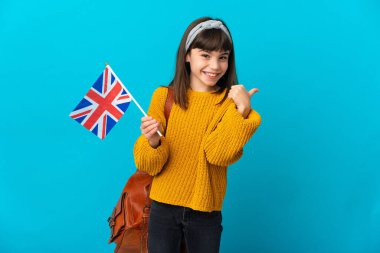 Mavi arka planda ingilizce okuyan küçük kız bir ürünü sunmak için kenarı işaret ediyor.