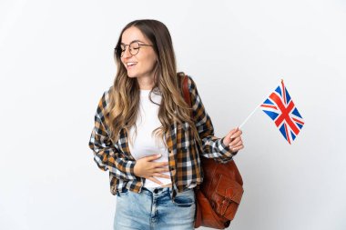Beyaz arka planda izole edilmiş bir Birleşik Krallık bayrağı taşıyan genç Romen kadın çok gülümsüyor