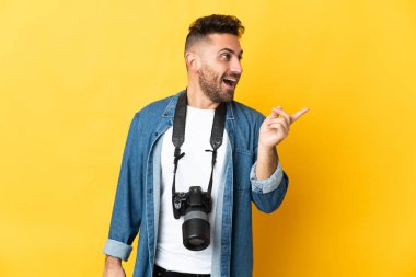 Fotoğrafçı, sarı arka planda izole edilmiş bir şekilde parmağını kaldırırken çözümü bulmayı umuyor.