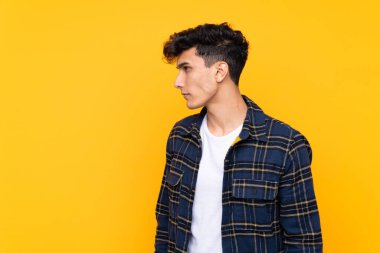 Arjantinli genç adam izole edilmiş sarı arka plan görünümlü