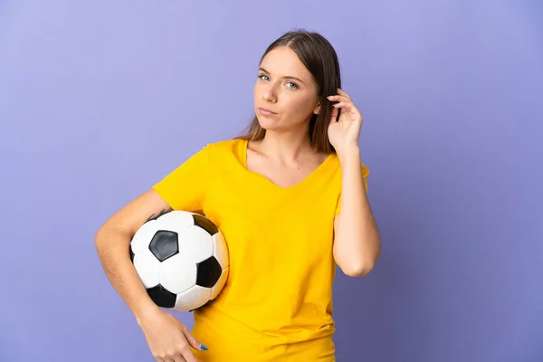 年轻的立陶宛女足球运动员 背景紫色 令人怀疑 — 图库照片