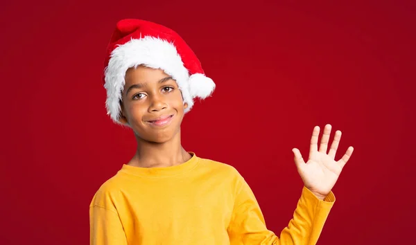 Niño Afroamericano Con Sombrero Navidad Saludando Con Mano Con Expresión — Foto de Stock