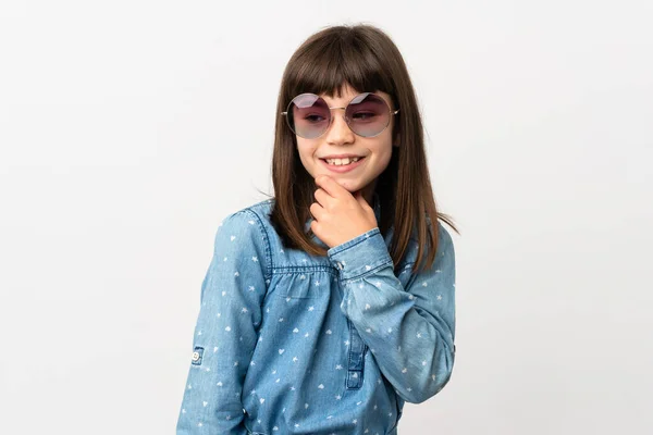 Liten Flicka Med Solglasögon Isolerad Vit Bakgrund Tittar Sidan Och — Stockfoto