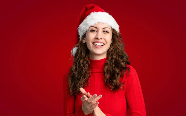 Menina Com Chapéu Natal Sobre Fundo Amarelo Isolado Aplaudindo — Fotografia de Stock