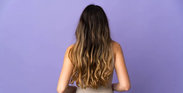 Jeune Femme Caucasienne Isolée Sur Fond Violet Position Arrière — Photo