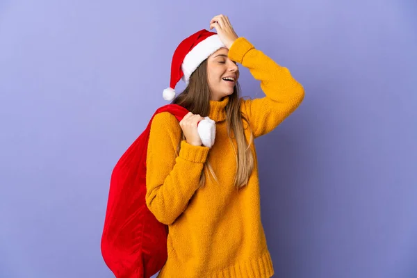 Mujer Litio Con Sombrero Navidad Aislado Sobre Fondo Púrpura Dado —  Fotos de Stock