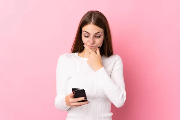 Mujer Joven Sobre Fondo Rosa Aislado Pensando Enviando Mensaje — Foto de Stock