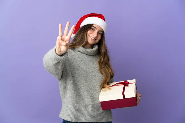 Дівчина Різдвяним Капелюхом Тримає Подарунок Ізольовано Білому Тлі Щасливою Рахує — стокове фото