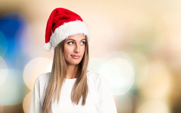 Noel Şapkalı Kız Dikilip Odaklanmamış Arka Planda Yan Tarafa Bakıyor — Stok fotoğraf