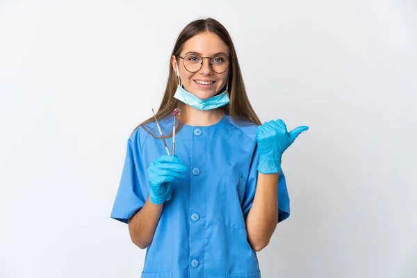 立陶宛女牙医将工具放在孤立的背景下 指向侧面介绍产品 — 图库照片