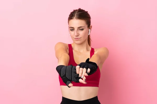 Jonge Sport Vrouw Geïsoleerde Roze Achtergrond Stretching Arm — Stockfoto
