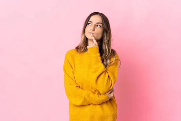 Young Romanian Woman Isolated Pink Background Having Doubts While Looking — Stock Photo, Image