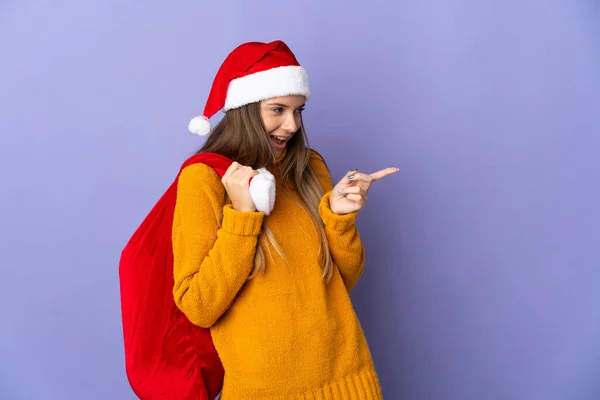 Mujer Litio Con Sombrero Navidad Aislado Sobre Fondo Púrpura Apuntando —  Fotos de Stock
