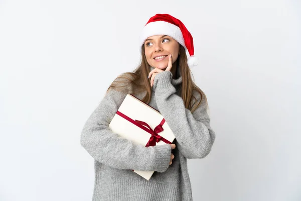 Mulher Lituana Com Chapéu Natal Segurando Presentes Isolados Fundo Branco — Fotografia de Stock