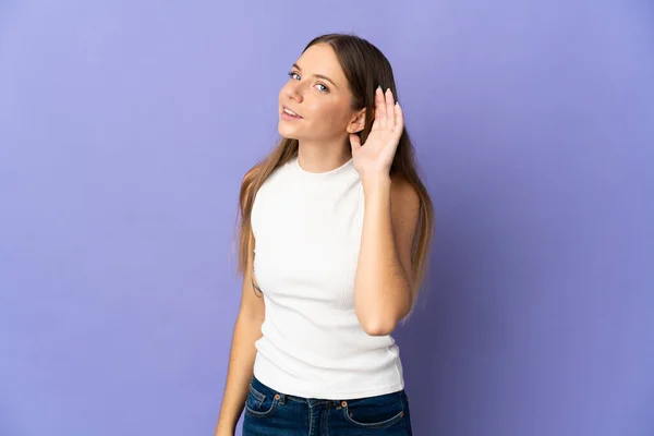 Junge Litauerin Isoliert Auf Violettem Hintergrund Hört Etwas Indem Sie — Stockfoto