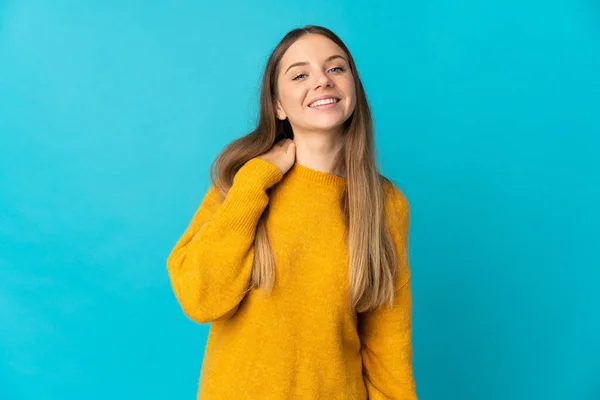 Junge Litauerin Isoliert Auf Blauem Hintergrund Und Lacht — Stockfoto