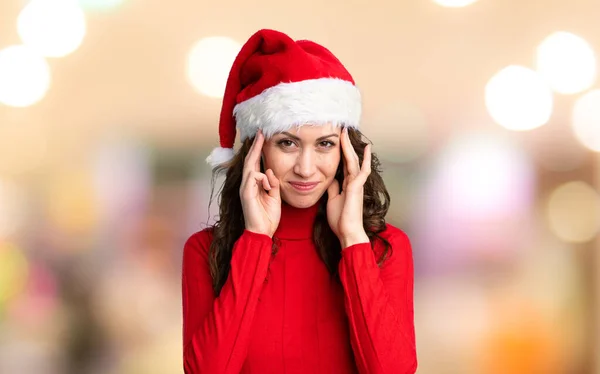 Noel Şapkalı Kız Mutsuz Bir Şeye Sinirlenmiş Odaklanmamış Arkaplanda Negatif — Stok fotoğraf