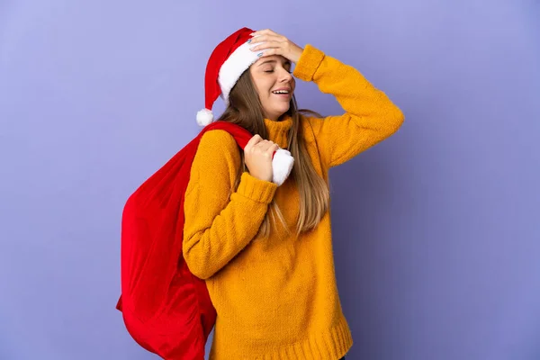 Lithianienne Femme Avec Chapeau Noël Isolé Sur Fond Violet Souriant — Photo