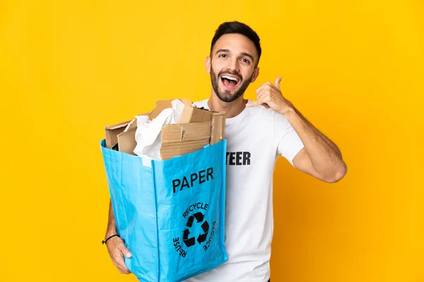 Mladý Běloch Držící Recyklační Sáček Plný Papíru Recyklaci Izolovaný Bílém — Stock fotografie