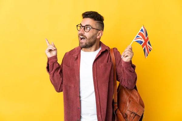 Kaukasischer Mann Mit Einer Britischen Flagge Auf Gelbem Hintergrund Der — Stockfoto