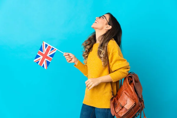 Mladá Hispánka Drží Vlajku Spojeného Království Izolované Modrém Pozadí Smíchem — Stock fotografie