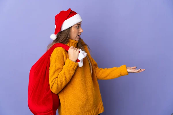 Mujer Litio Con Sombrero Navidad Aislado Sobre Fondo Púrpura Con —  Fotos de Stock