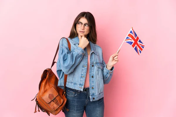 Jovem Segurando Uma Bandeira Reino Unido Isolada Fundo Rosa Com — Fotografia de Stock