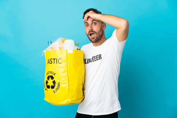 Кавказький Чоловік Який Тримає Пакет Пластиковими Пляшками Переробки Ізольованих Синьому — стокове фото