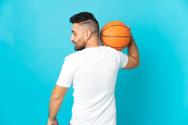 Caucásico Hombre Aislado Sobre Fondo Azul Jugando Baloncesto Espalda Posición —  Fotos de Stock