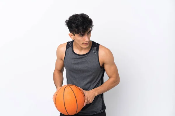 Jeune Homme Argentin Sur Fond Blanc Isolé Jouant Basket — Photo