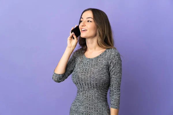 Mujer Rumana Joven Aislada Sobre Fondo Púrpura Manteniendo Una Conversación — Foto de Stock